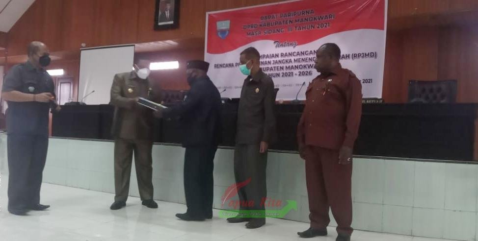 Bupati Hermus Indou menyerahkan Ranwal RPJMD 2021-2026 Kabupaten Manokwari dan diterima oleh Ketua DPRD Yustus Dowansiba