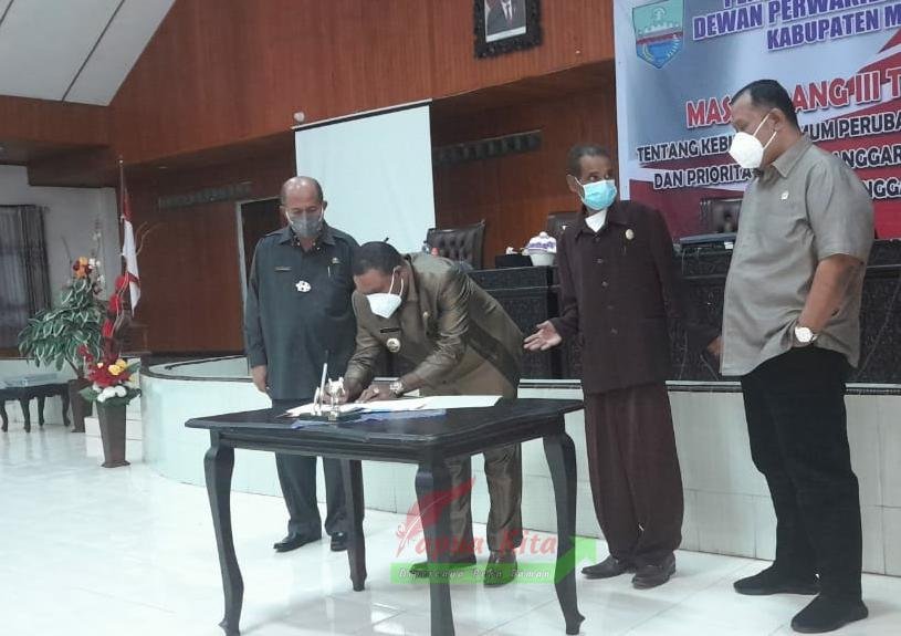 Bupati Hermus Indou saat menandatangani memorandum of understanding (MoU) KUPA-PPAS APBD 2021