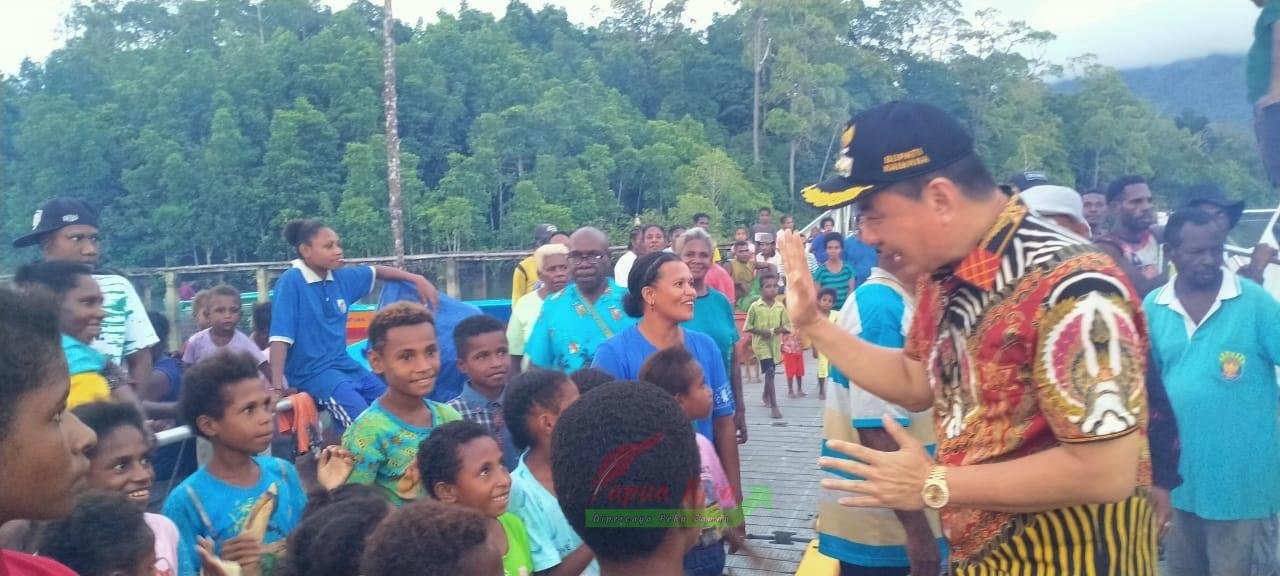 Bupati Kaimana Freddy Thie bersama warga Kampung (persiapan) Efrata