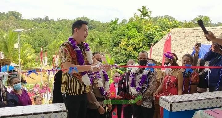 Bupati Kaimana Freddy Thie saat mengresmikan Gedung GKI Nasaret Kampung Efrata