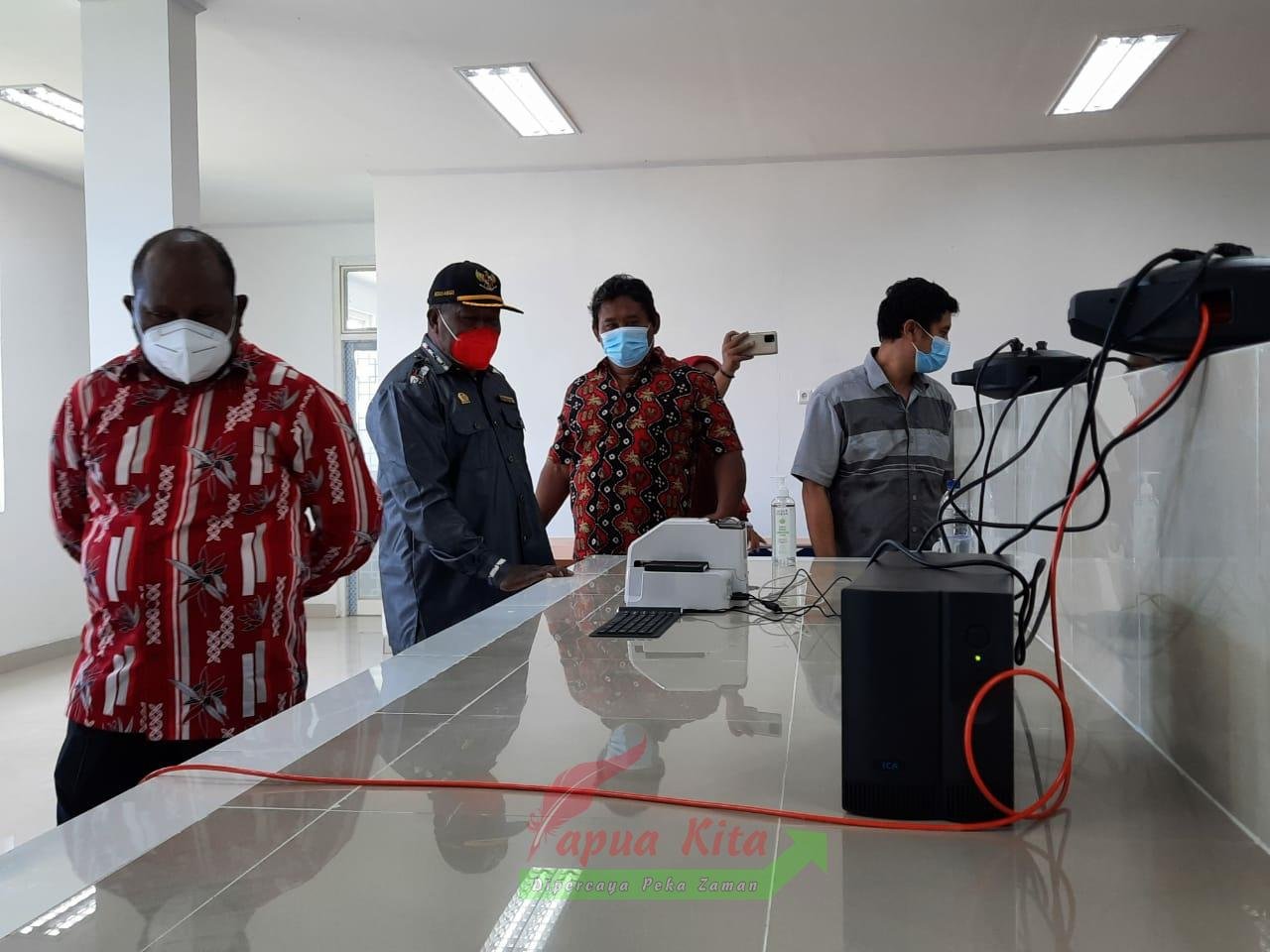 Bupati Markus Waran saat meninjau kegiatan instalasi alat-alat kesehatan di Rumah Sakit Elia Waran