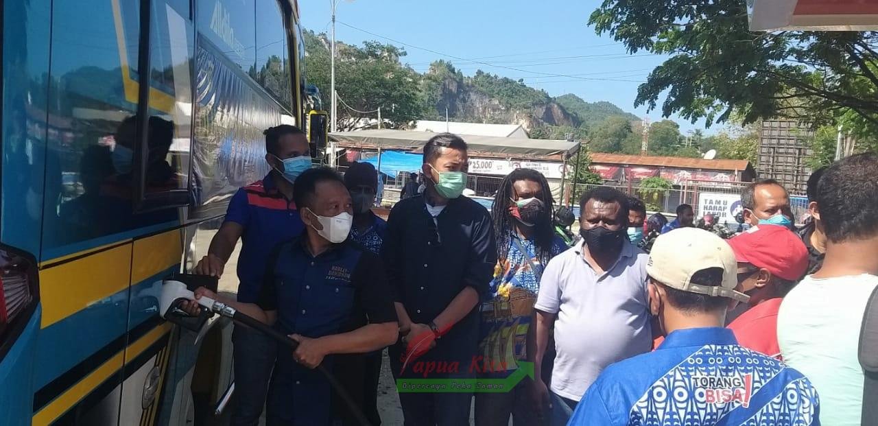 Executive General Manager PT Pertamina Patra Niaga Subholding Commercial dan Trading Papua Maluku, Yoyok Wahyu Maniadi saat mengisi BBM ke kendaraan operasional PB PON XX Papua