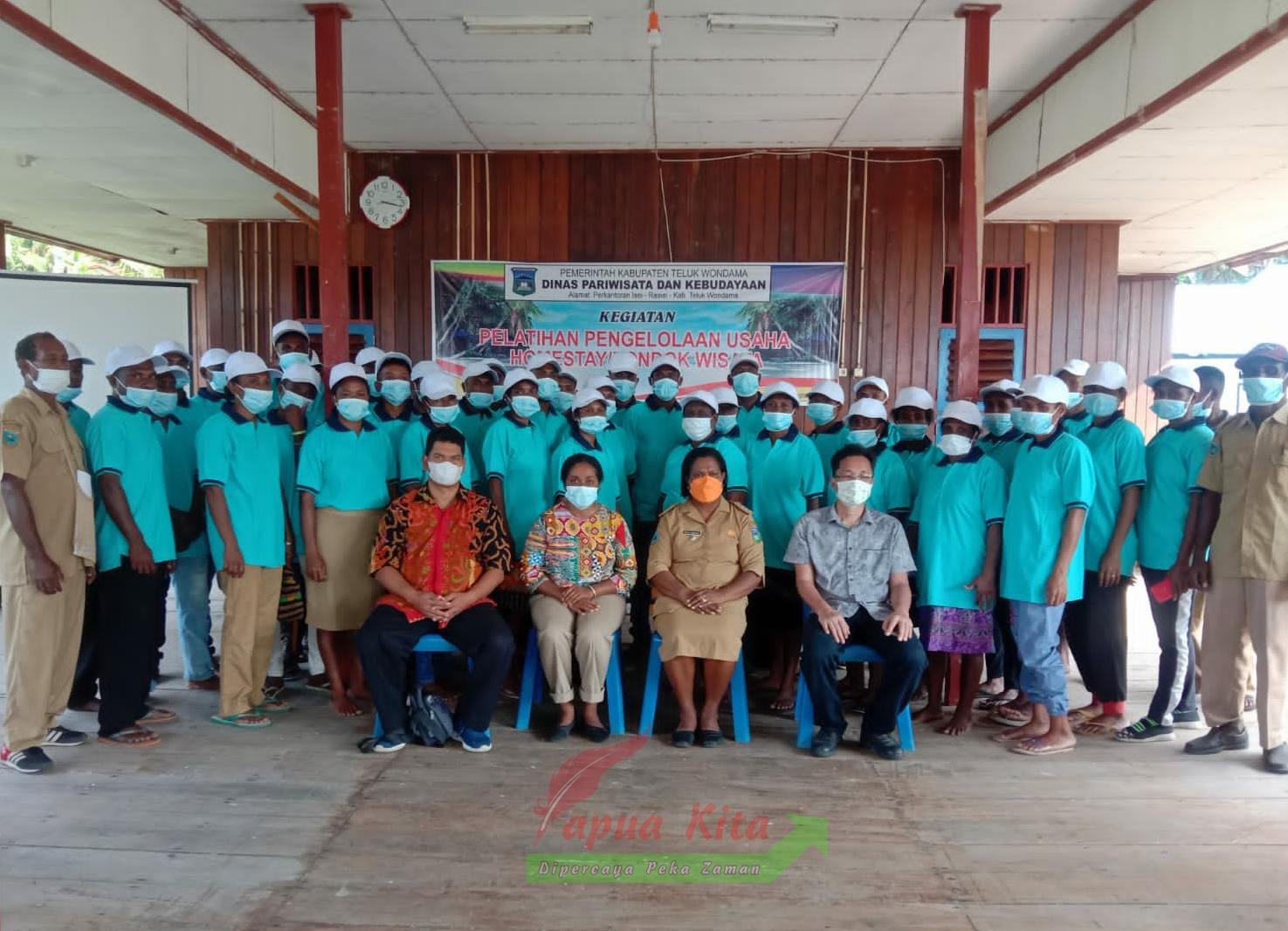 Kader Pariwisata di Distrik Roon usai mengikuti pelatihan pengelolaan usaha homestay