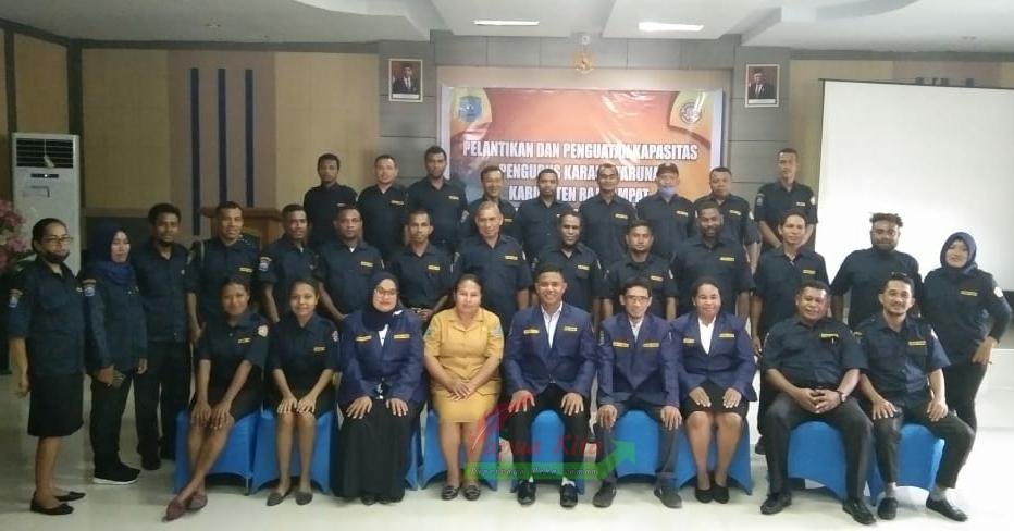 Kepala Dinas Sosial Kabupaten Raja Ampat Martha Sanadi (baju keki) bersama pengurus Karang Taruna yang baru dilantik