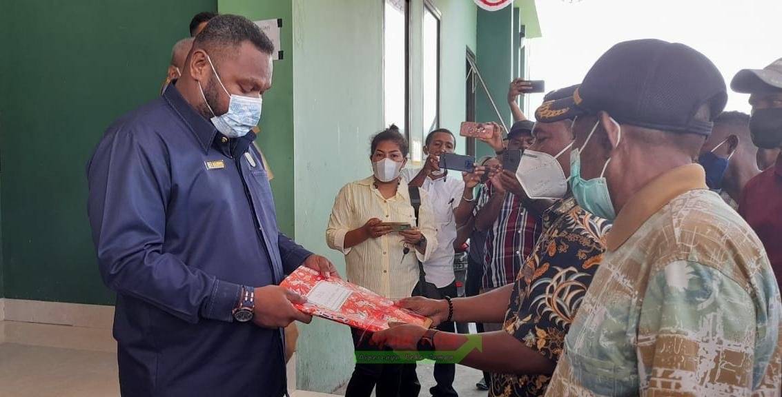 Ketua Fraksi Otsus DPR Papua Barat George Karel Dedaida menerima aspirasi pemekaran calon Kabupaten Manokwari Barat yang diserahkan oleh Ketua Tim, Marinus Bonepai