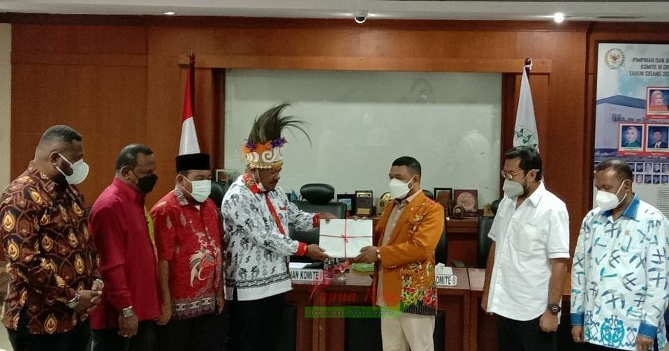 Ketua Pansus RUU Otsus DPR Papua Barat Yan Anton Yoteni menyerahkan usulan tentang RPP Undang Undang Otsus kepada Wakil Ketua DPD RI Filep Wamafma