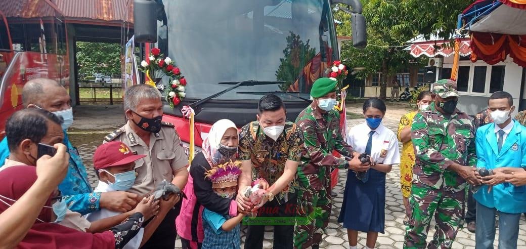 Lauching Bus Sekolah. Pemkab Kaimana menyediakan layanan transportasi gratis bagi pelajar, ada lima rute yang akan dilayani oleh bus sekolah ini.