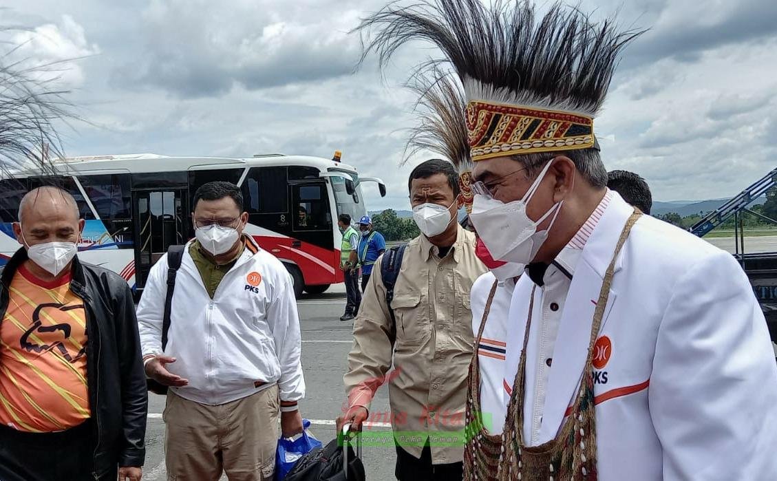 Rombongan DPP PKS saat berada di Jayapura, Papua. Ketua BPW PKS Indonesia Timur, Muhammad Kasuba mengajar kader ikut menyukseskan perhelatan PON Papua