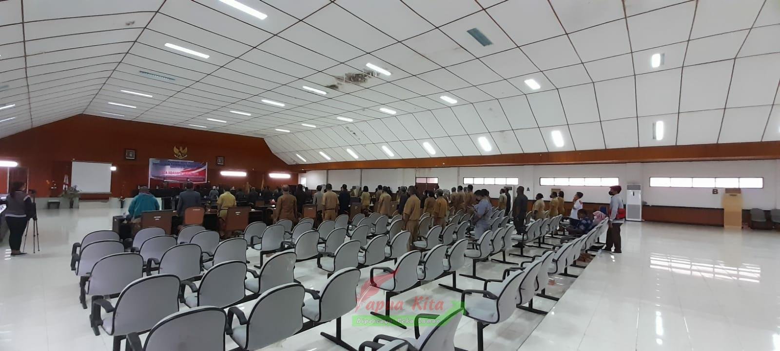 Suasana rapat paripurna DPRD Kabupaten Manokwari masa persidangan III tentang pembahasan KUPA dan PPAS RAPBD Perubahan 2021