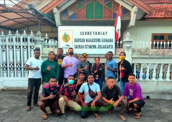 Wakil Bupati Kaimana Hasbulla Furuada bersama mahasiswa Kaimana di kota studi Jogjakarta