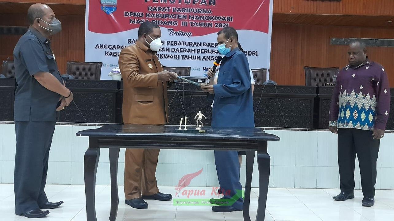 Bupati Hermus Indou menerima berita acara dan Surat Keputusan DPRD terharap Ranperda RAPBD Perubahan 2021 Kabupaten Manokwari