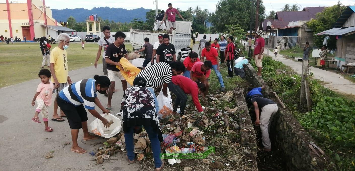 Kerja bakti warga yang tergabung dalam Ikatan Keluarga Besar Lamaholot (IKBL) Kabupaten Kaimana di sekitar Stadion Triton