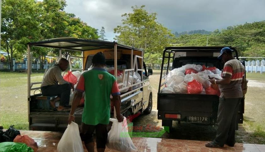 Pemuatan bantuan bapok Partai NasDem yang akan disalurkan ke tokoh agama dan tokoh masyarakat di Kabupaten Raja Ampat