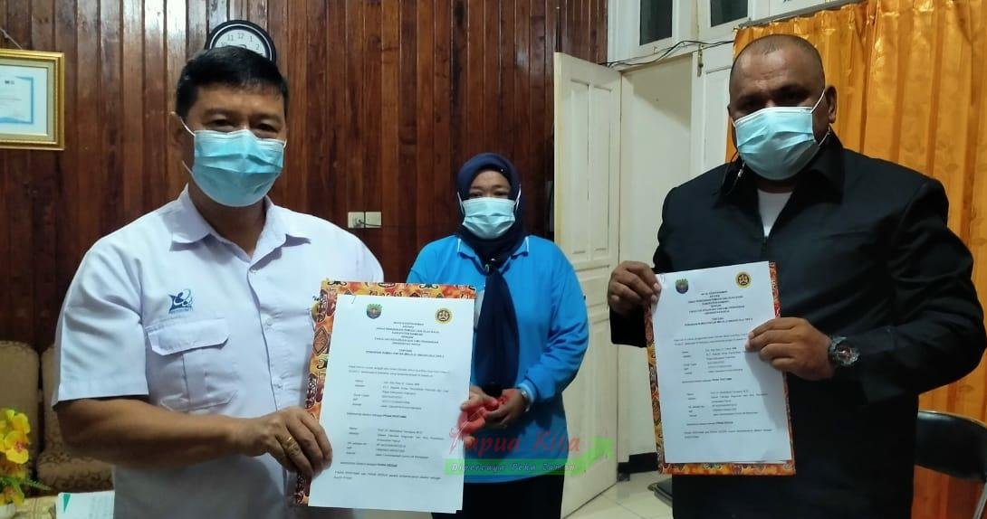 Penandatanganan perjanjian kerja sama program rumah pintar oleh Kepala Dinas PPO Kabupaten Kaimana dengan Universitas Papua