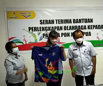 Penyerahan bantuan seragam kepada PB PON XX Papua