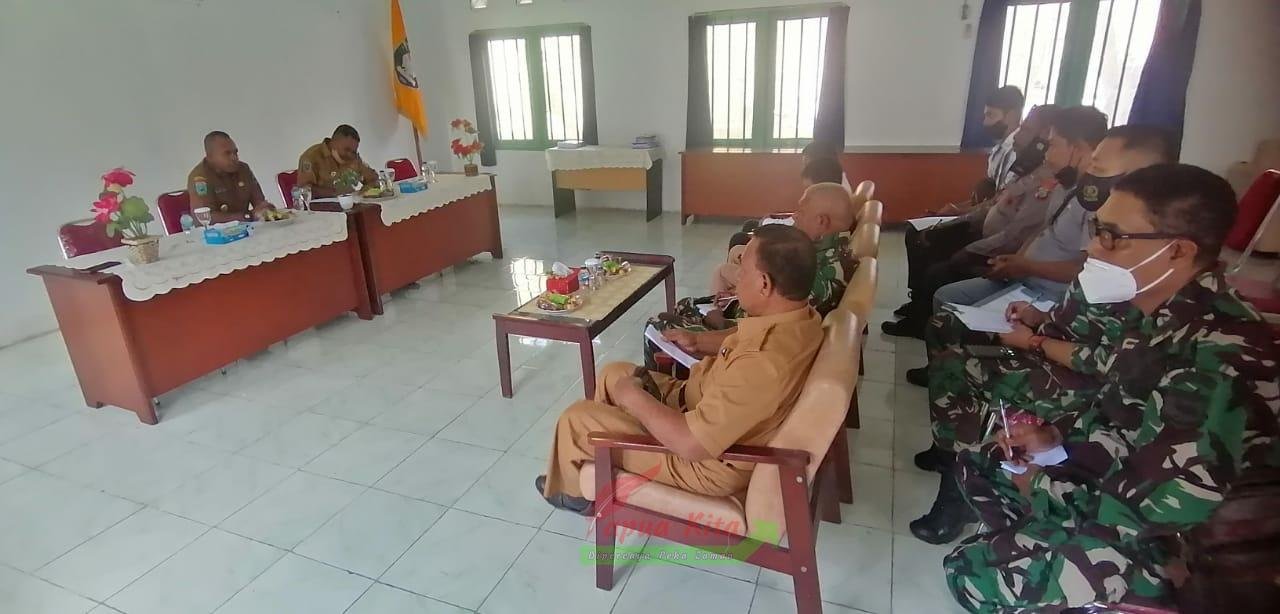 Rapat koordinasi lintas sektor terkait pengawasan minuman keras pada pelaksanaan KBMAP ke IV di Kabupaten Kaimana pada tanggal 25-30 Oktober 2021