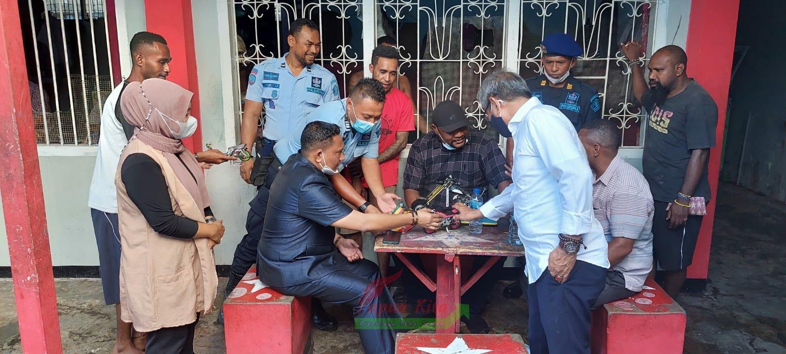 Rombongan Komisi I DPR Papua Barat saat meninjau dari dekat kondisi Lapas Kelas II B Manokwari.