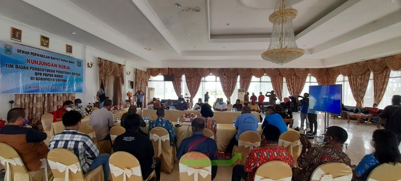 Suasana audiensi Tim Bapemperda DPR Papua Barat dengan Bupati Johny Kamuru, Wakil Bupati Suka Harjono serta sejumlah Pimpinan OPD di lingkup Kabupaten Sorong