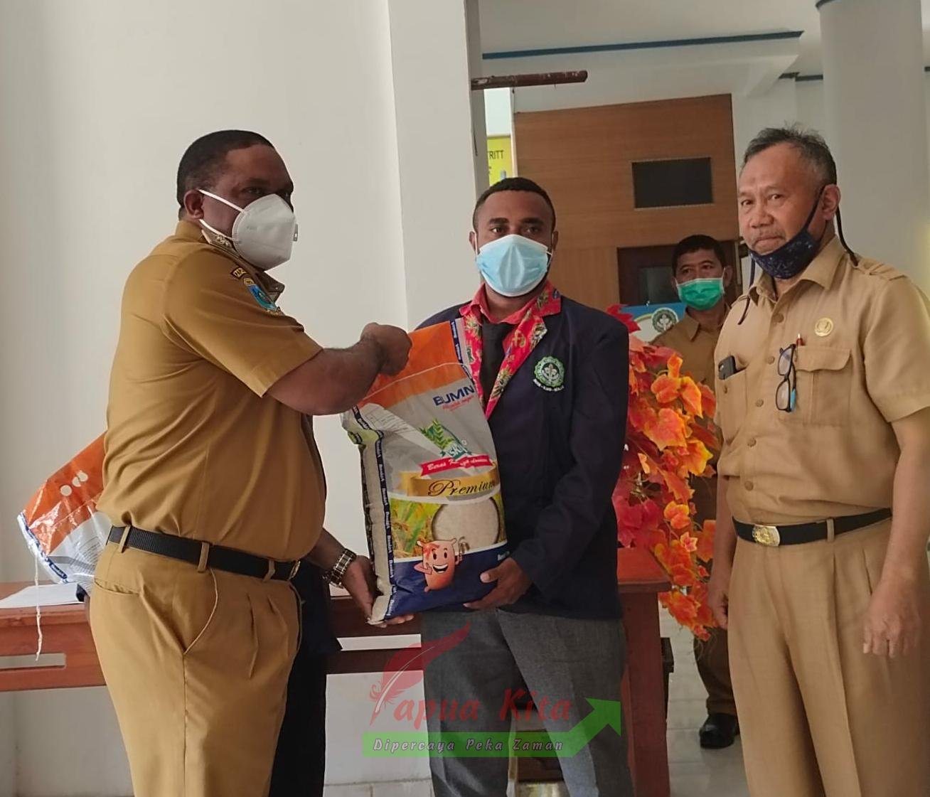 Bupati Hermus Indou didampingi Kepala Dinas Kabupaten Manokwari Muhammad Mansur menyerahkan bantuan beras secara simbolis dan diterima perwakilan Mahasisw STT Erikson Trit
