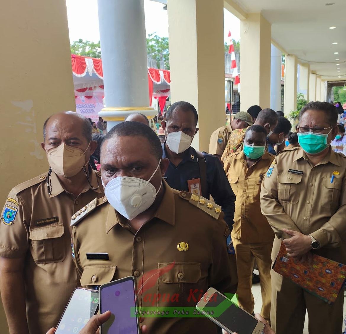 Bupati Manokwari Hermus Indou menegaskan ANS dan honorer atau tenaga kontrak yang bekerja di lingkungan pemerintah daerah harus jadi contoh dalam program vaksinasi Covis-19