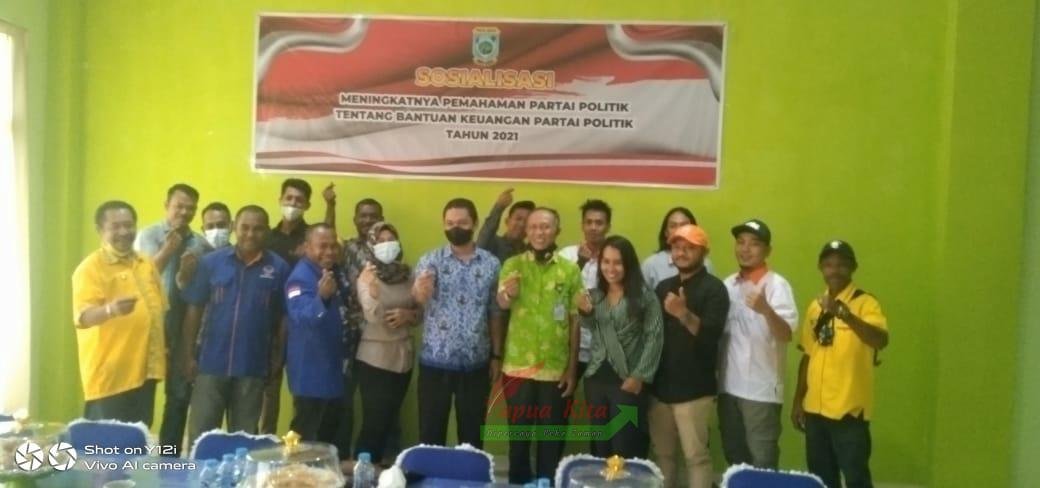 Pengurus parpol di Kabupaten Raja Ampat saat mengikuti sosialsiasi tentang bantuan keuangan