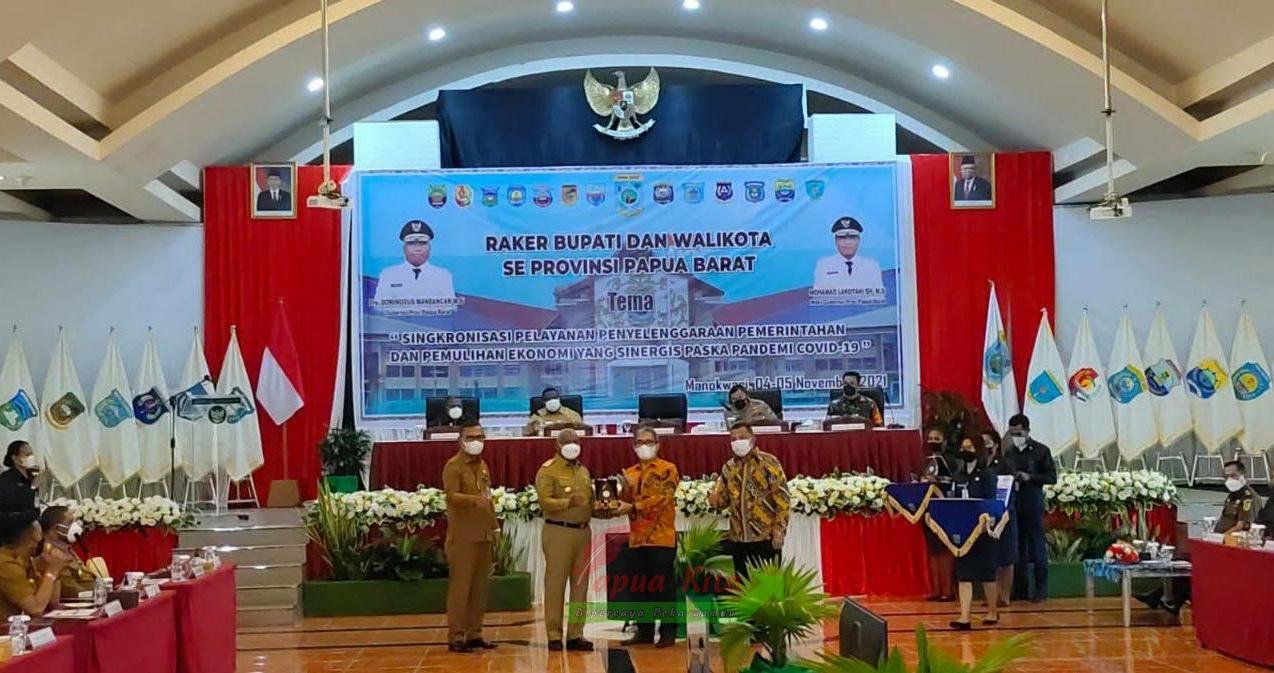 Penyerahan piagam penghargaan UHC oleh BPJS Kesehatan kepada Pemprov Papua Barat