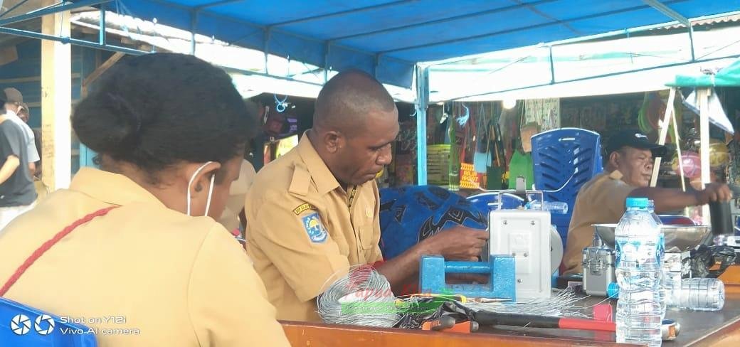 Petugas melakukan tera ulang alat UTTP di Pasar Mbilim Kayam, Waisai, Kabupaten Raja Ampat