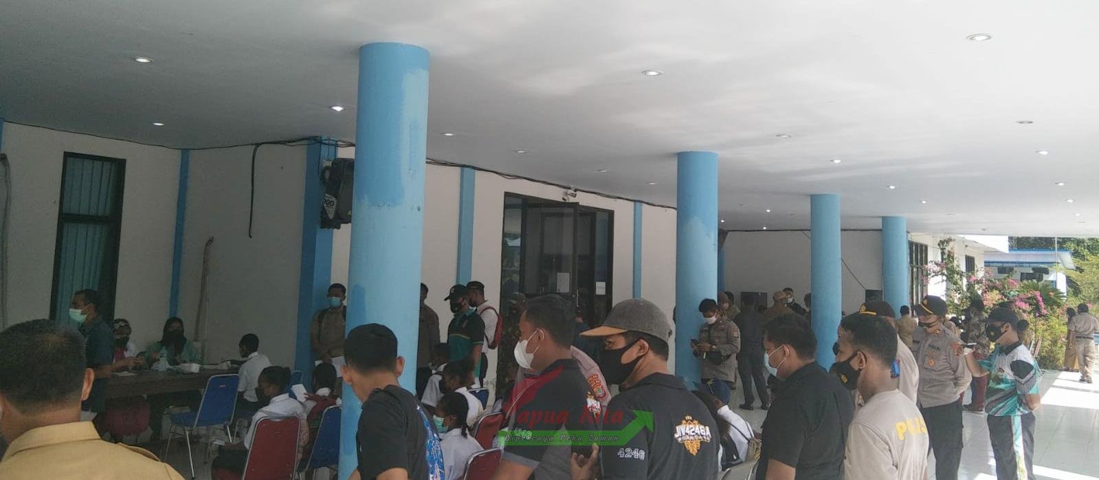 Suasana vaksinasi Covid-19 di lingkungan pemerintahan Kabupaten Raja Ampat