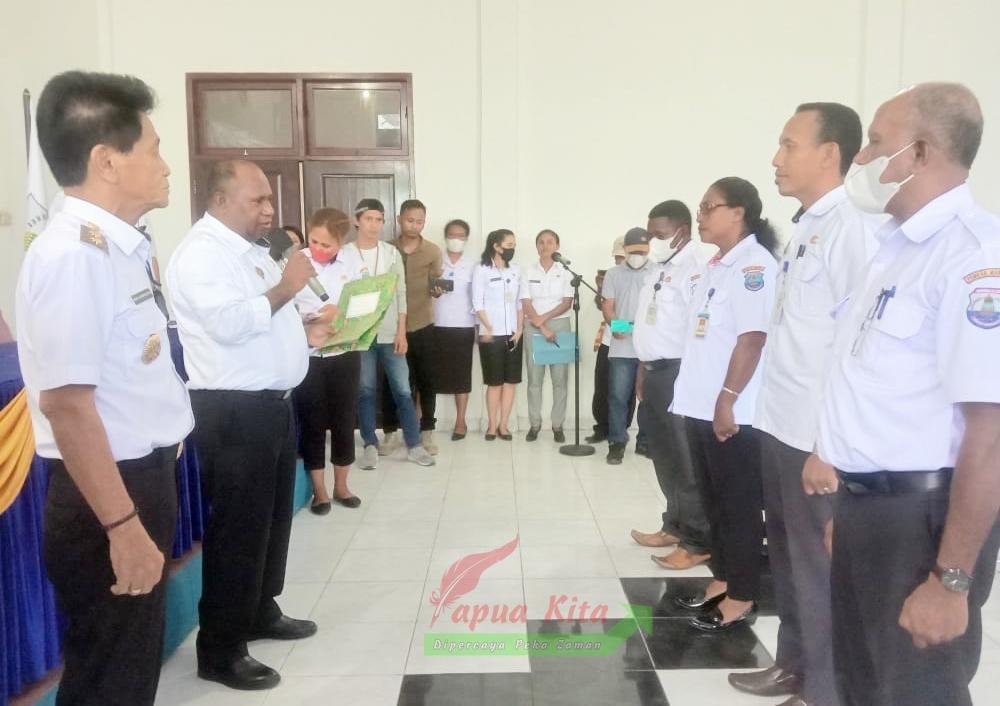 Bupati Markus Waran saat menyerahkan SK pemberhentian dan pengangkatan Kepala Kampung