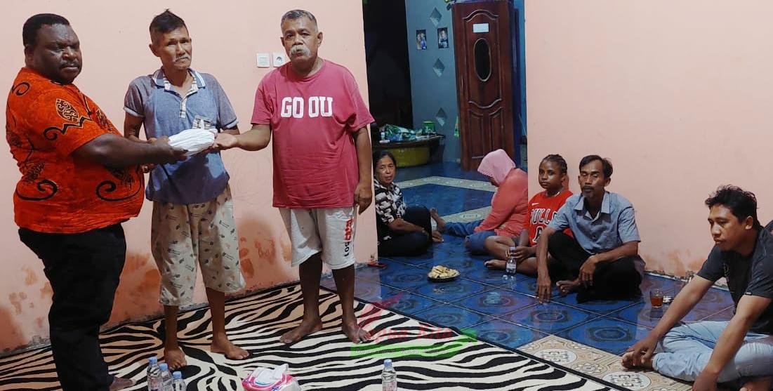 Ketua DPR Papua Barat (DPRPB) Origenes Wonggor menyerahkan tali kasih kepada konstituen di Wilayah Dataran Warpramasi