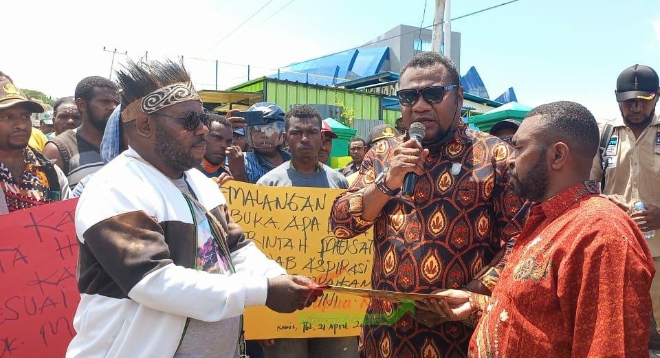 Ketua Fraksi Otsus DPRPB George Karel Dedaida saat menerima aspirasi dari Aliansi Pendukung Perpanjangan dan Penjabat Gubernur Papua Barat