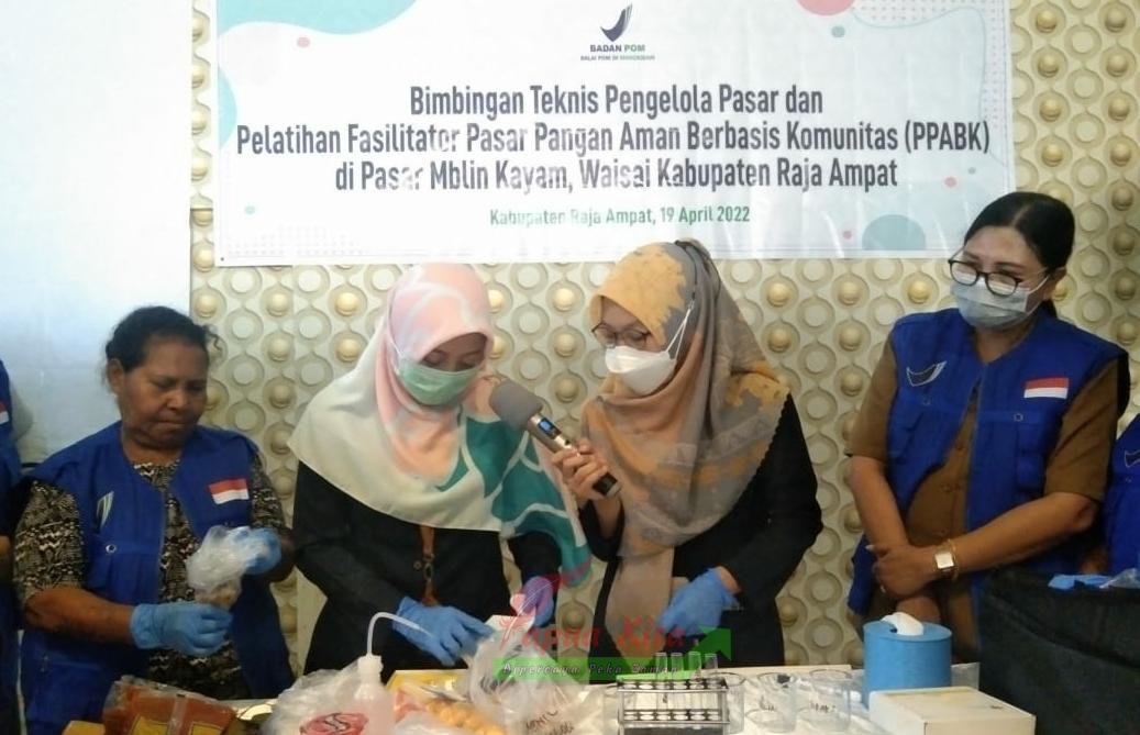 Pengujian sampel penggunaan bahan berbahaya dalam kegiatan Bimtek PPABK di pasar Mblim Kayam, Raja Ampat.