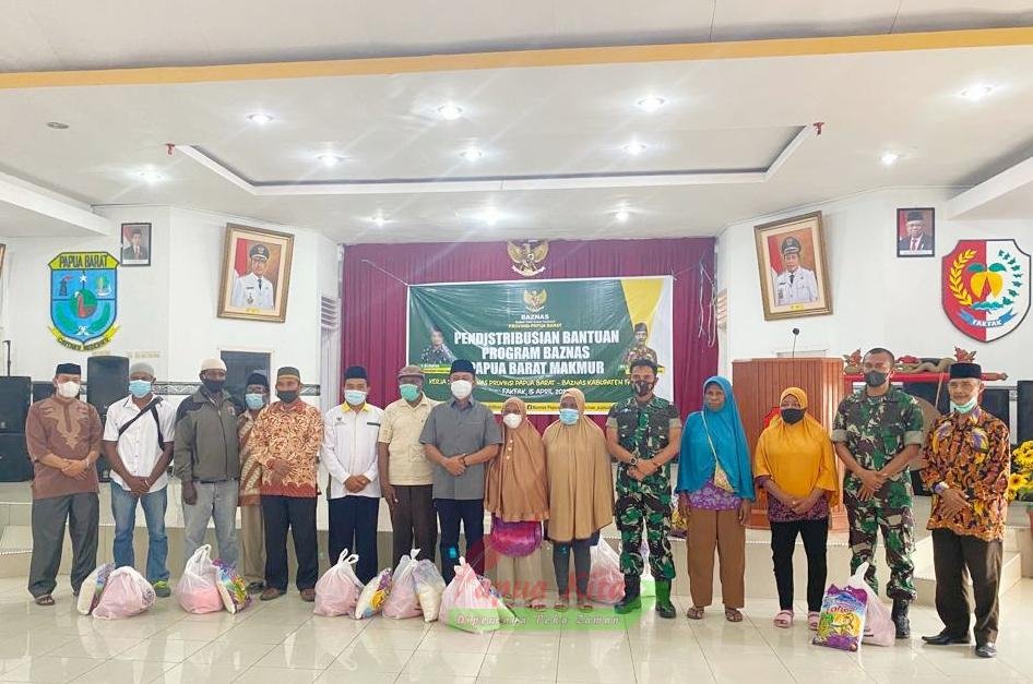 Penyaluran bantuan paket sembako oleh Baznas Provinsi Papua Barat di Kabupaten Fakfak