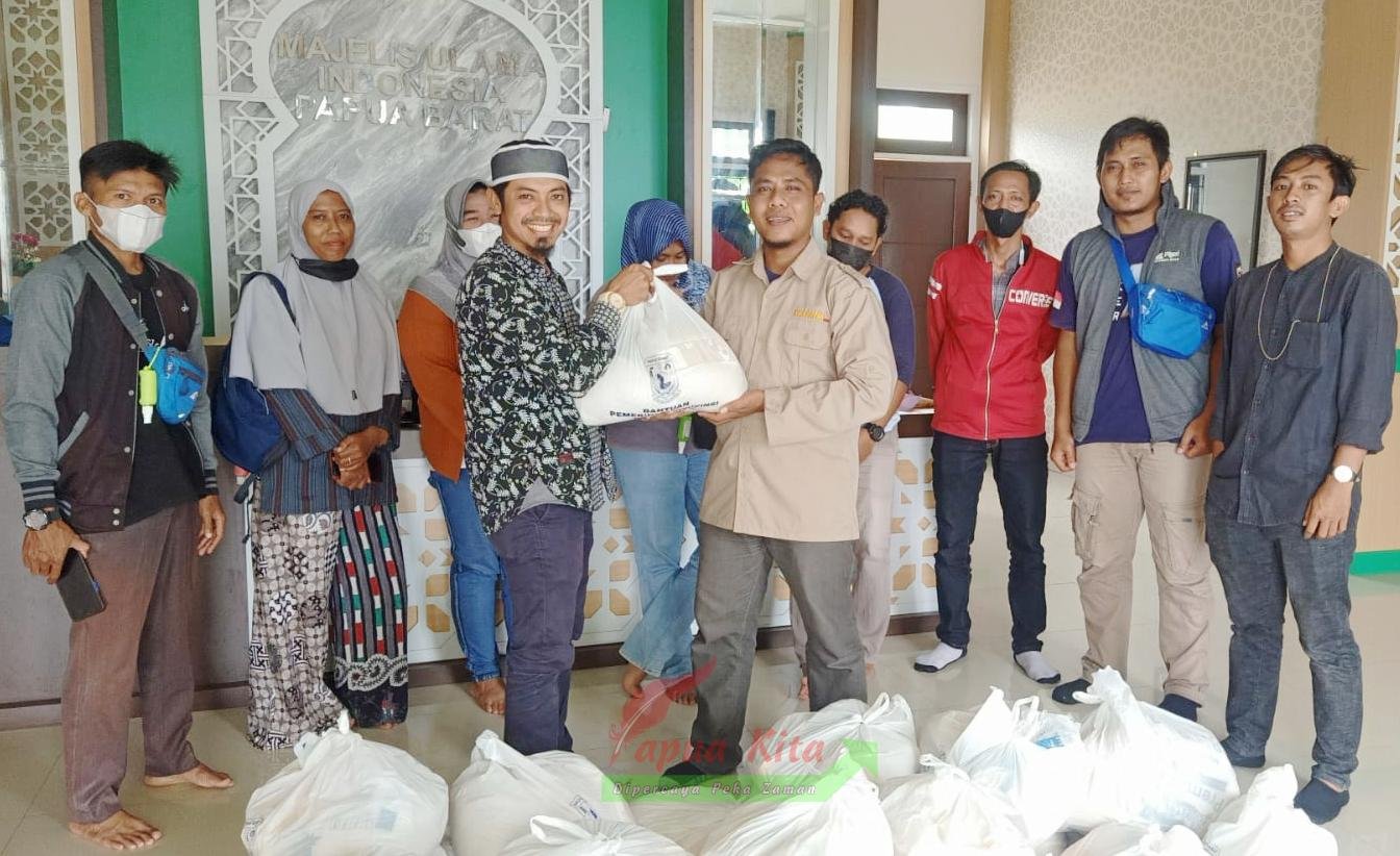 Penyerahan bantuan paket bahan pokok kepada wartawan-wartawati di Manokwari