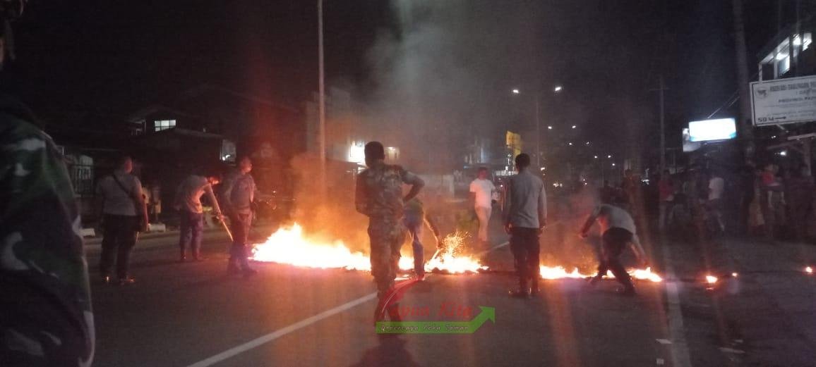 Aksi bakar ban di ruas Jalan Trikora Wosi