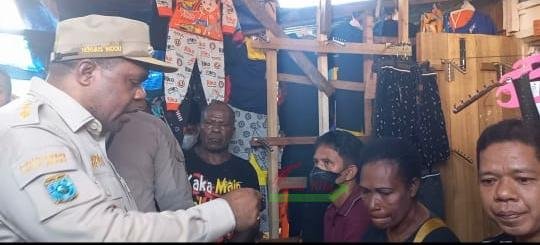 Bupati Hermus Indou menjelaskan kepada para pedagang di Pasar Wosi soal rencana penertiban bangunan yang tidak sesuai ketentuan