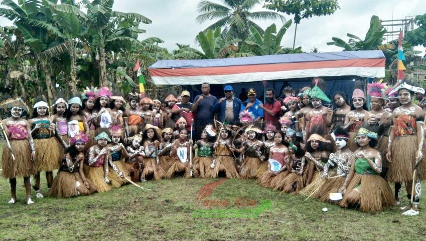 Para siswa SMP dan SMA di Distrik Kofiau saat menampilkan tarian Yospan di acara pembukaan Turnamen Wombon Cup