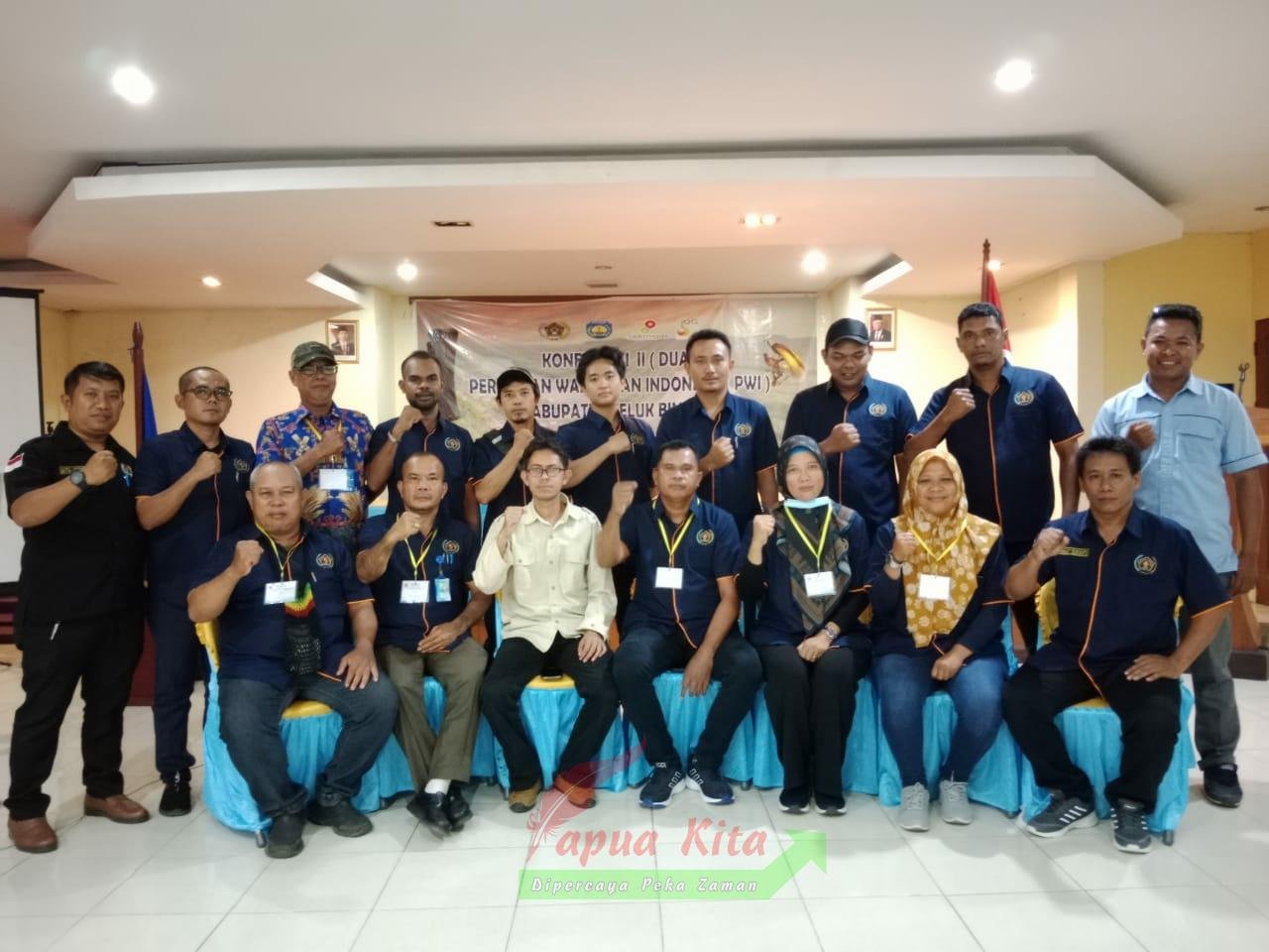 Pengurus PWI Kabupaten Teluk Bintuni pose bersama usai menggelar Konfrensi Kerja II