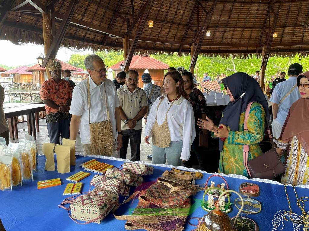 Penyerahan bantuan sarana dan prasarana dalam rangka mendukung UMKM dan Ecotourism di Kabupaten Raja Ampat
