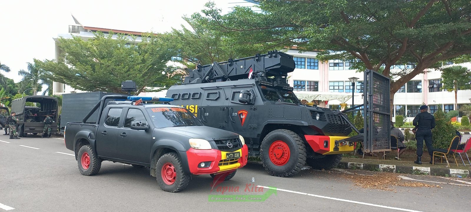 Personel gabungan bersiaga di Kantor Gubernur Provinsi Papua Barat