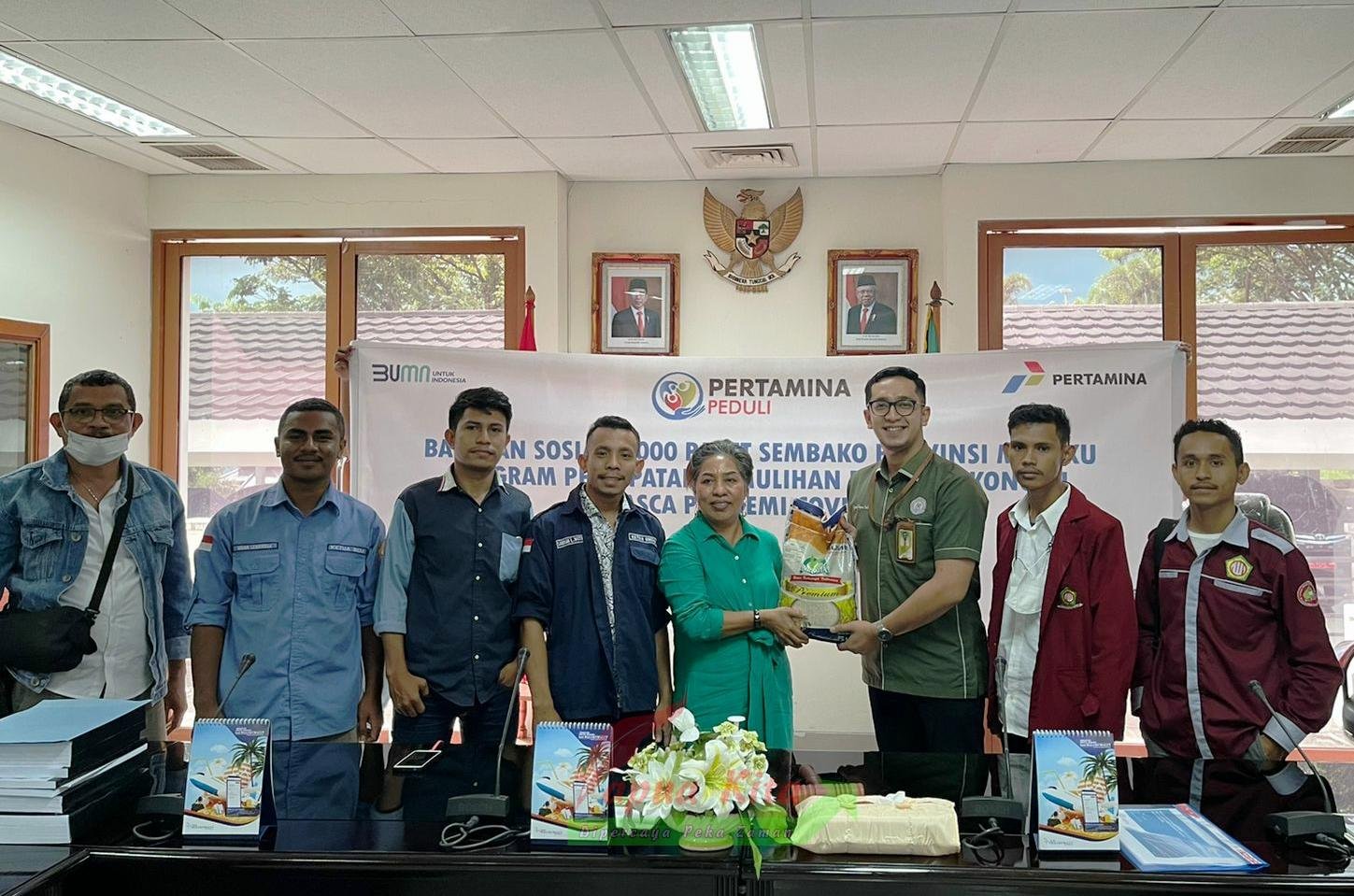 Perwakilan PT Pertamina Patra Niaga secara simbolis menyerahkan bantuan sembako di Provinsi Maluku