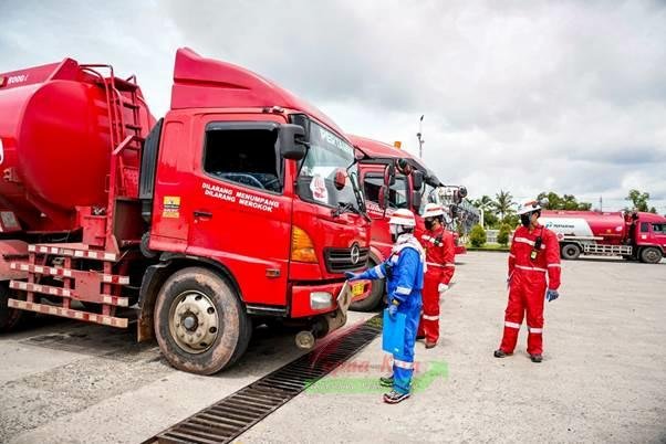 Petugas Pertamina menyiapkan pendistribusian BBM