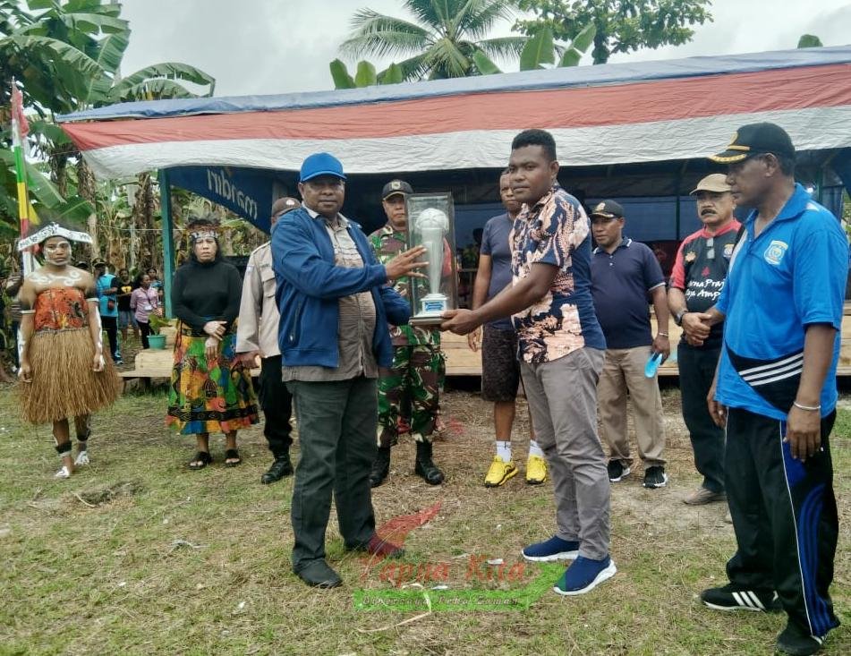 Wakil Bupati Raja Ampat Orideko Iriano Burdam saat menyerahkan trophy pada turnamen sepak bola