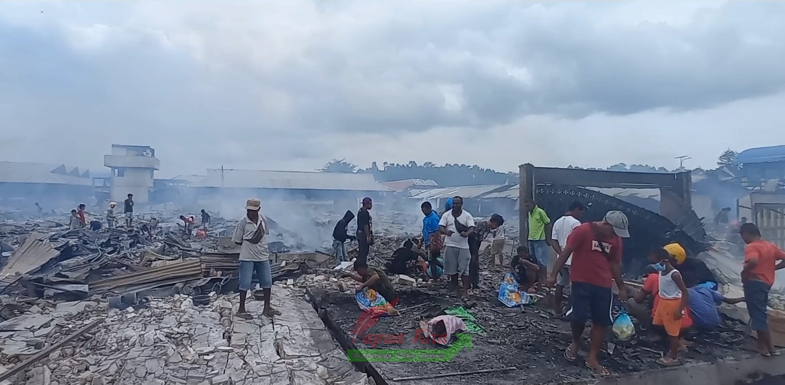 Warga di sekitar Pasar Wosi mencari besi dari puing-puing bangunan yang terbakar pada Senin dini hari