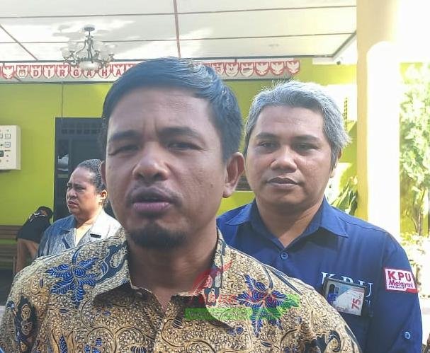 Komisioner KPU RI Idham Holik didampingi Ketua KPU Kabupaten Manokwari Abdulu Muin Salewe