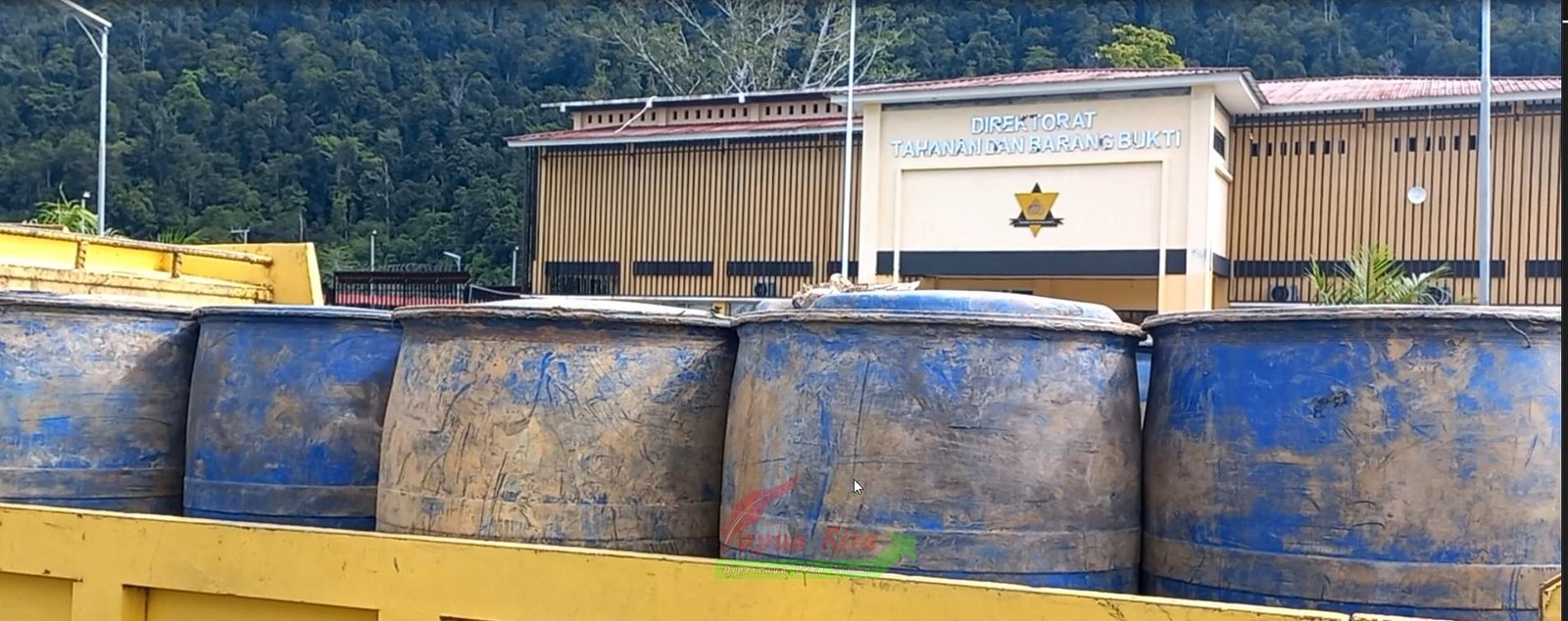 Barang Bukti drum plastik yang dipakai untuk mengisi BBM dan kendaraan bermotor yang digunakan untuk mengetap BBM Bersubsidi di SPBU yang diamankan Ditreskrimsus Polda PB