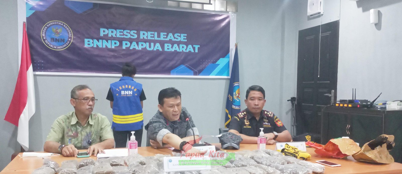 Kepala BNNP Brigenpol Heru Istu memperlihatkan barang bukti narkotika jenis ganja yang diselundupkan dari Jayapura, Papua. Ganja ini dibawa oleh seorang mahasiswi dengan tujuan Kota Sorong