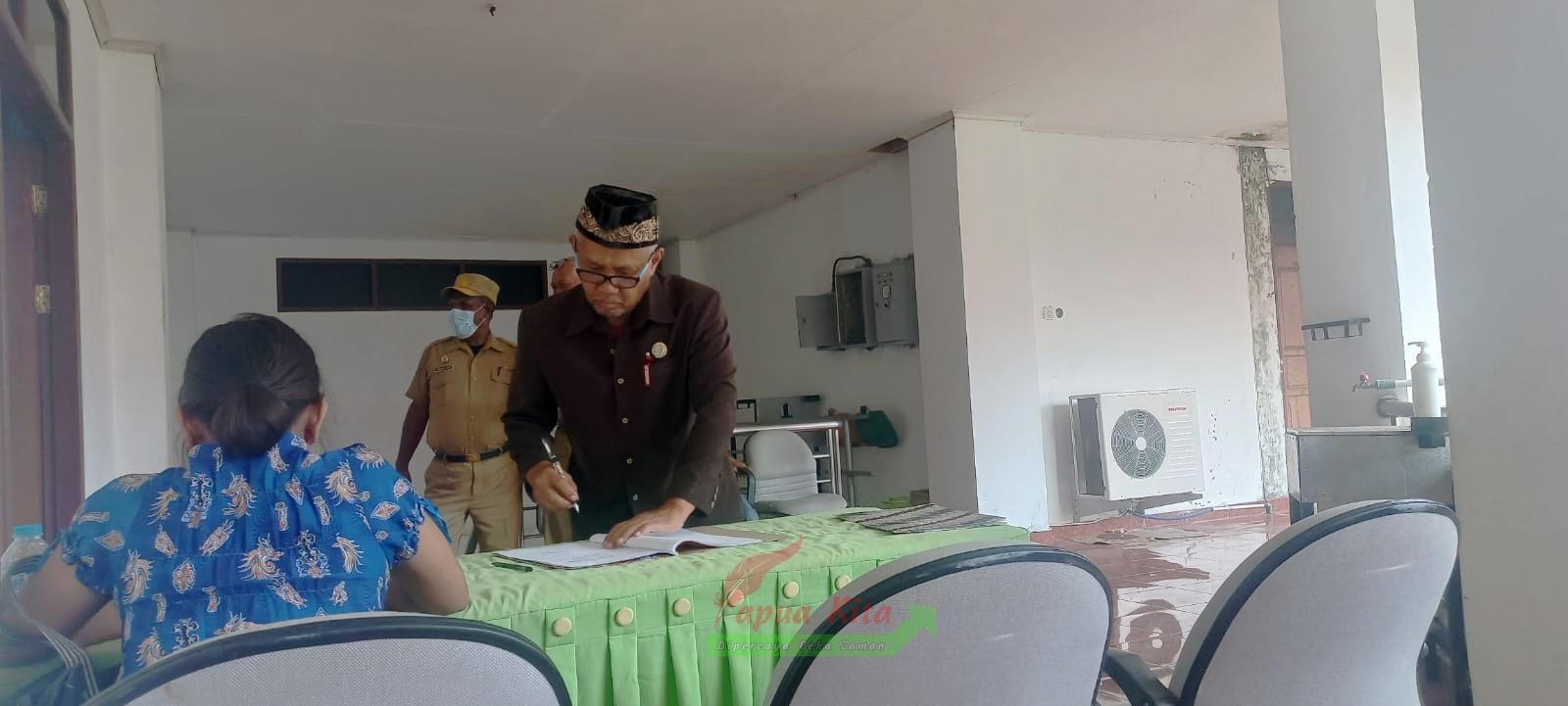 Salah seorang pimpinan Organisasi Perangkat Daerah di lingkup Kabupaten Manokwari saat mengisi daftar hadir acara rapat paripurna masa sidang III DPRD Manokwari