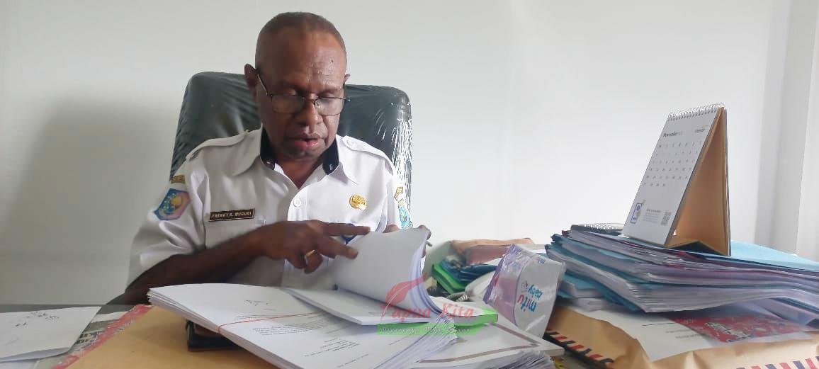 Sekretaris DPR Papua Barat Franky Kallex Muguri saat menunjukkan materi RKUA dan PPAS RAPBD 2023 Provinsi Papua Barat
