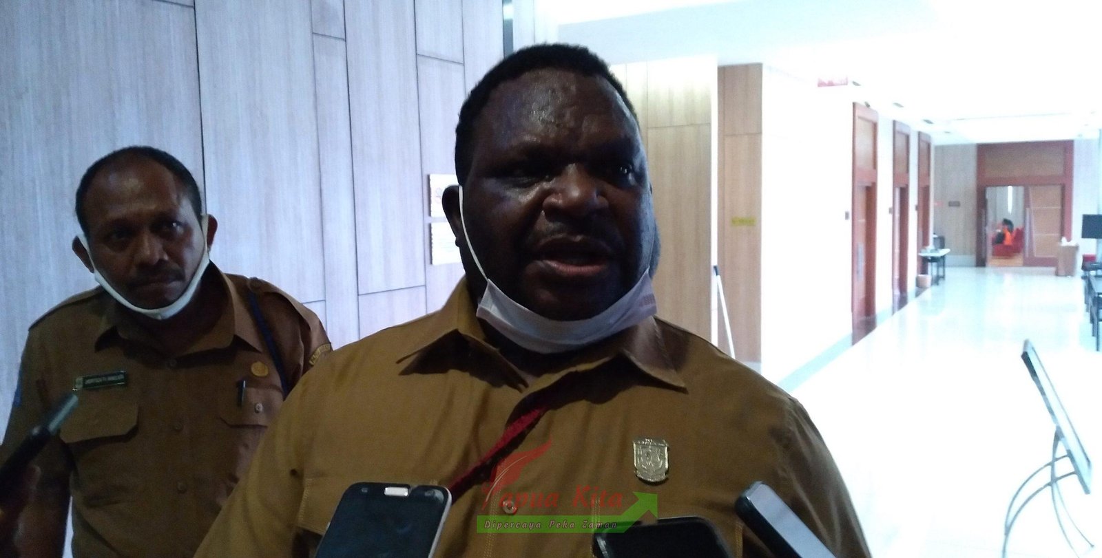 Ketua DPR Papua Barat Orgenes Wonggor (2)